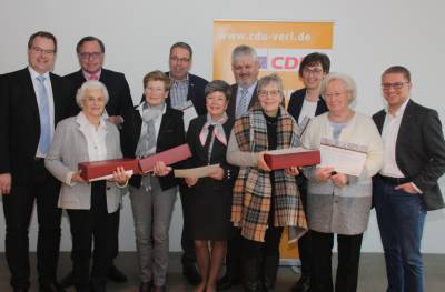 Treue CDU-Mitglieder: Vorsitzender Matthias Humpert (v.l.) ehrt Annemarie Lükewille, Josef Ortjohann, Ursula Esken, Johannes Rempe, Annette Meier-to-Krax, Ferdinand Hollenhorst, Hedwig Stickling, Elisabeth Wester-Ebbinghaus und Anke Hollenhorst. Robin Rieksneuwöhner gratuliert. Foto. CDU Verl