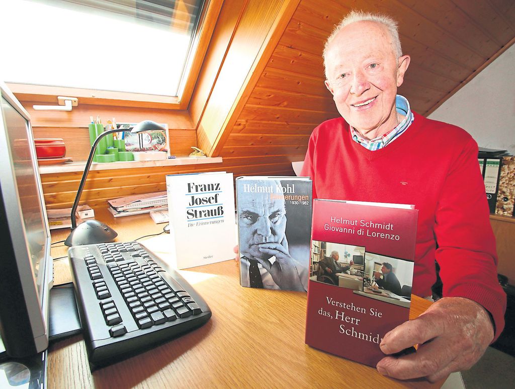 Nach seiner Verabschiedung aus dem Verler Rat im Juli hat Josef Lakämper wieder mehr Zeit zum Lesen. Gerne blättert der 75-Jährige in Biografien wie über Franz Josef Strauß, Ex-Kanzler Helmut Kohl und Helmut Schmidt. Foto: Mukherjee Nach seiner Verabschiedung aus dem Verler Rat im Juli hat Josef Lakämper wieder mehr Zeit zum Lesen. Gerne blättert der 75-Jährige in Biografien wie über Franz Josef Strauß, Ex-Kanzler Helmut Kohl und Helmut Schmidt. Foto: Mukherjee