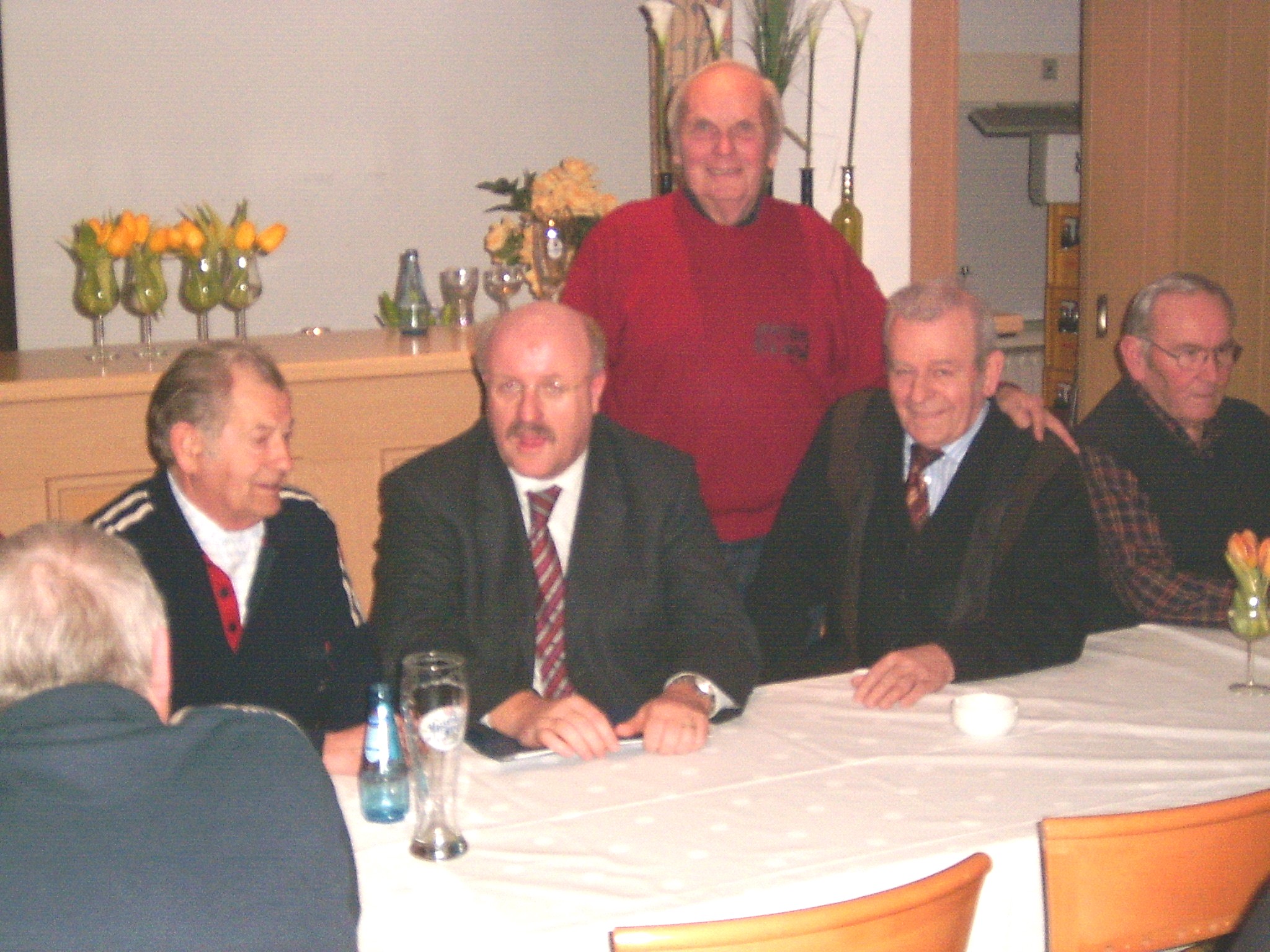 Brgermeister Paul Hermreck, Wilhelm Schnusenberg und Antonius Westerbarkei im Gesprch mit Brgern aus Verl - West
