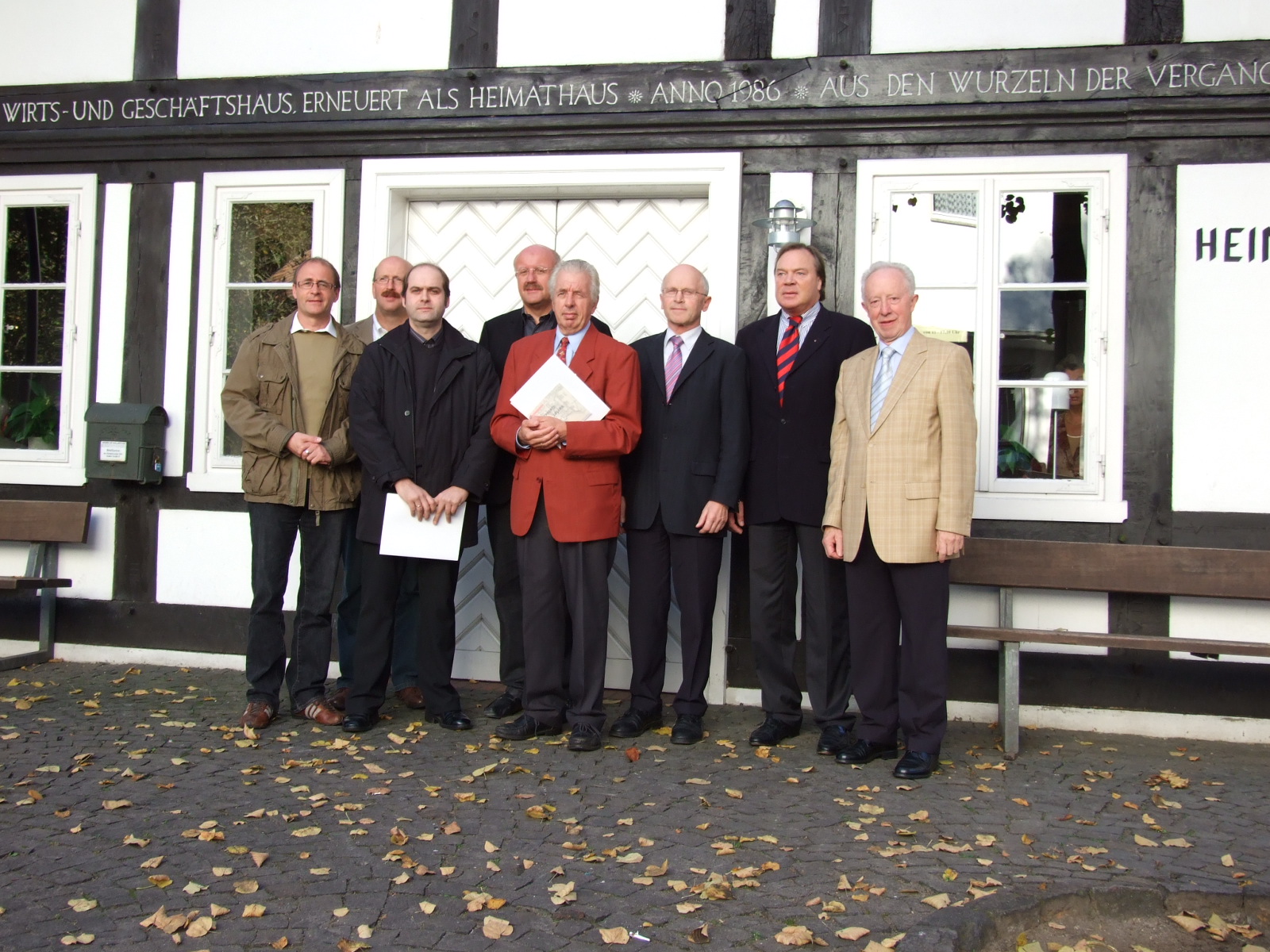 Von links nach rechts: Christian Ellers, Fraktionsvorsitzender Josef Dresselhaus, Ludger Niehser, Brgermeister Paul Hermreck, Wolfgang Tischler, Bundestagsabgeordneter Hubert Deittert, Ralph Strothmann, Gemeindeverbandsvorsitzender Josef Lakmper.