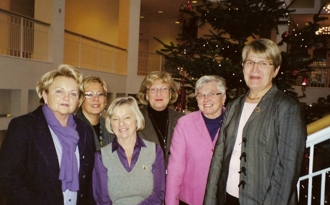Auf dem Foto sind von links zu sehen : 1.Erika Fortkord, 2.die Vorsitzende der FU Dortmund, 3.die stellvertretende CDU-Fraktionsvorsitzende aus Dortmund, 4.Gisela Rter, 5.Annette Kappelmann, 6.Gertrud Buschmann