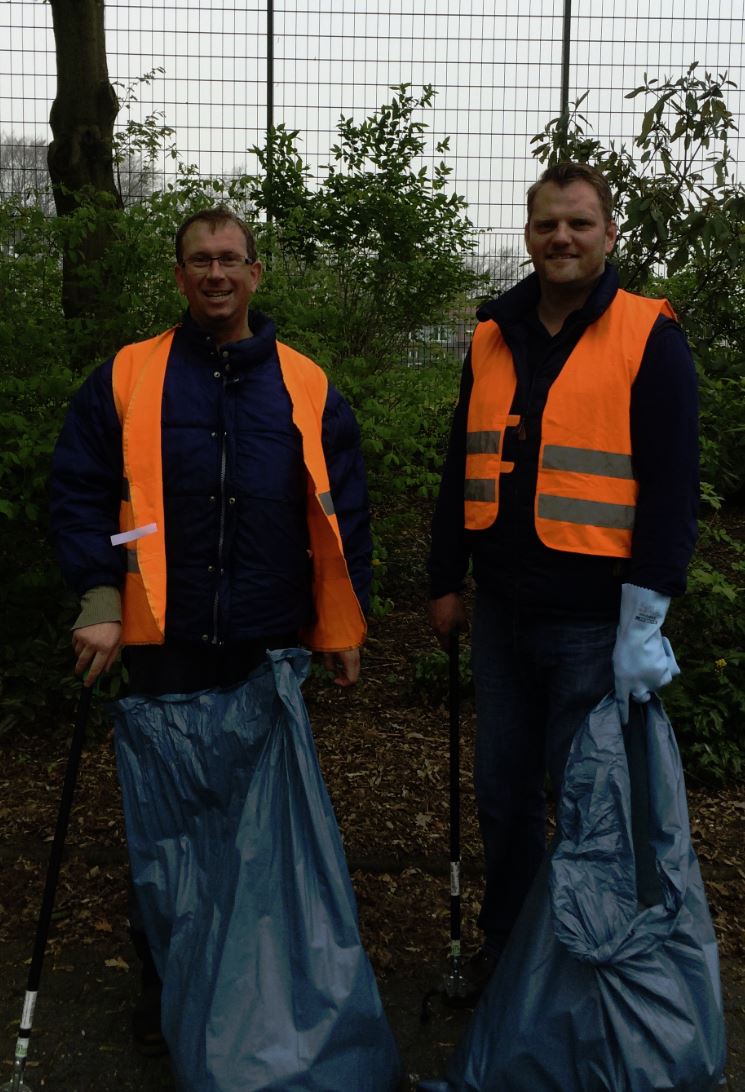 Neben vielen anderen Helfern nahmen Christian Mutz und Jan Böttcher an der Müllsammelaktion teil Neben vielen anderen Helfern nahmen Christian Mutz und Jan Böttcher an der Müllsammelaktion teil