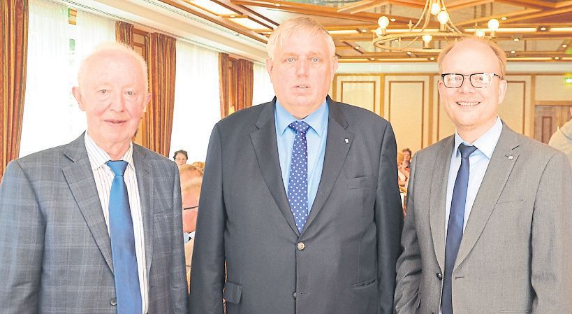 Seniorenunion-Vorsitzender Josef Lakmper (von links), Staatssekretr Karl-Josef Laumann und Landtagsabgeordneter Andr Kuper sprechen beim Frhstcksbfett der Seniorenunion ber Pflege. Foto: Walkusch