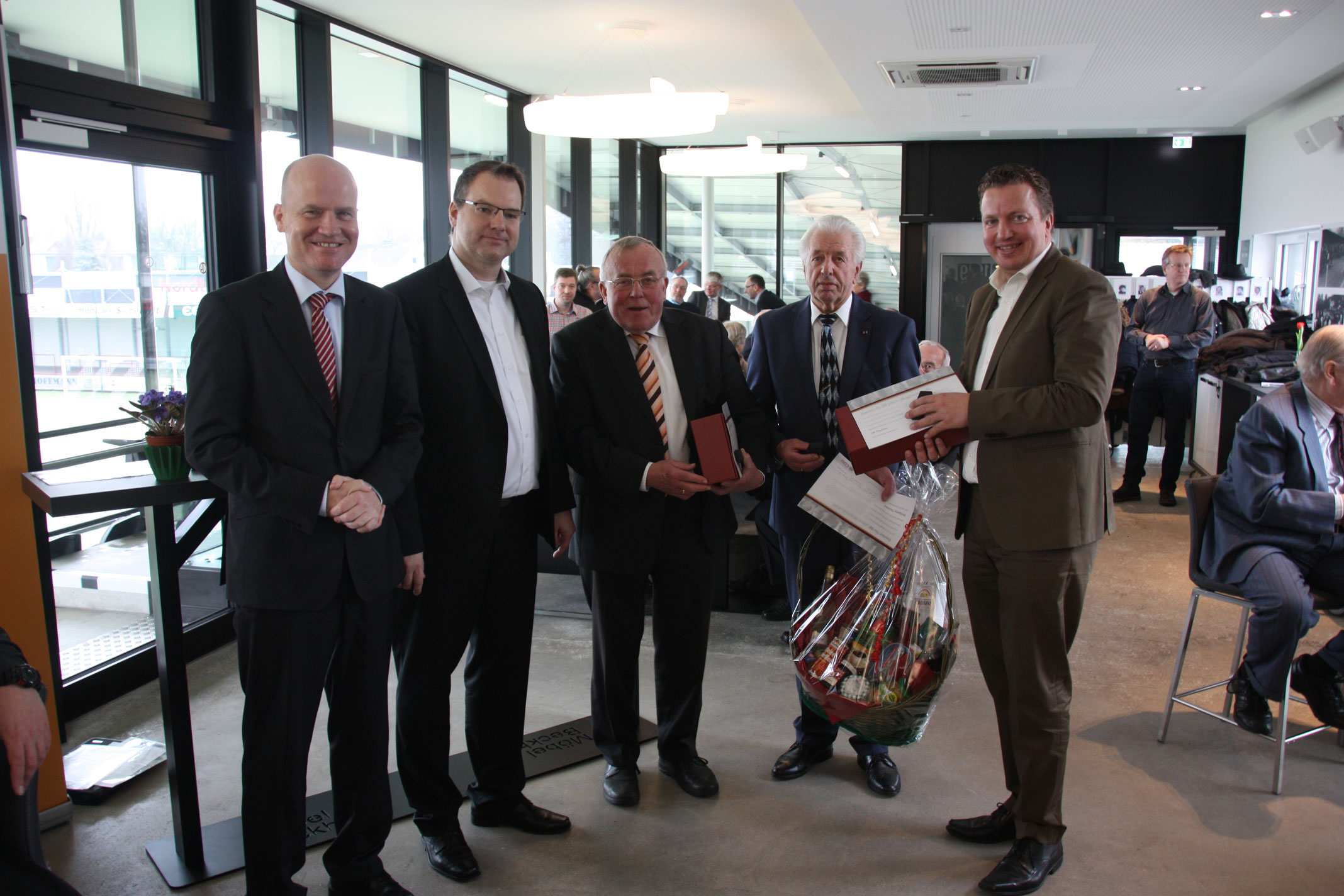(v.l.): Ralph Brinkhaus, Matthias Humpert, Franz Berenbrinker (40 Jahre), Wolfgang Tischler (50 Jahre), Ulf Tischler (25 Jahre)