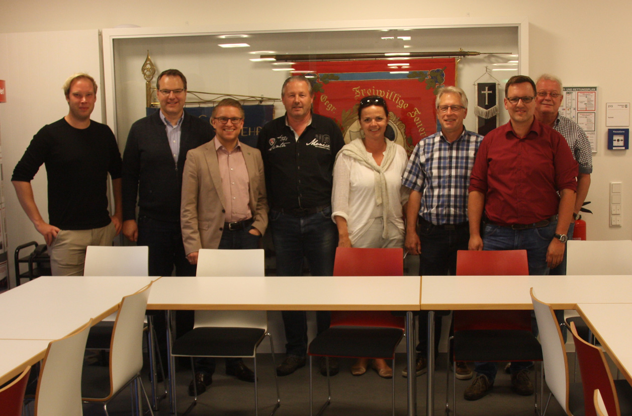 (v.l.) Henrik Brinkord, Matthias Humpert, Robin Rieksneuwhner (alle CDU), Erwin Kleinemeier (Feuerwehr), Gabi Nitsch (CDU) Heiner Panreck, Dirk Costantino (Feuerwehr), Konrad Balsliemke (CDU)