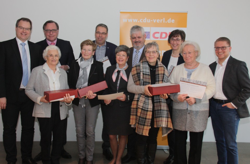 Treue CDU-Mitglieder: Vorsitzender Matthias Humpert (v.l.) ehrt Annemarie Lkewille, Josef Ortjohann, Ursula Esken, Johannes Rempe, Annette Meier-to-Krax, Ferdinand Hollenhorst, Hedwig Stickling, Elisabeth Wester-Ebbinghaus und Anke Hollenhorst. Robin Rie